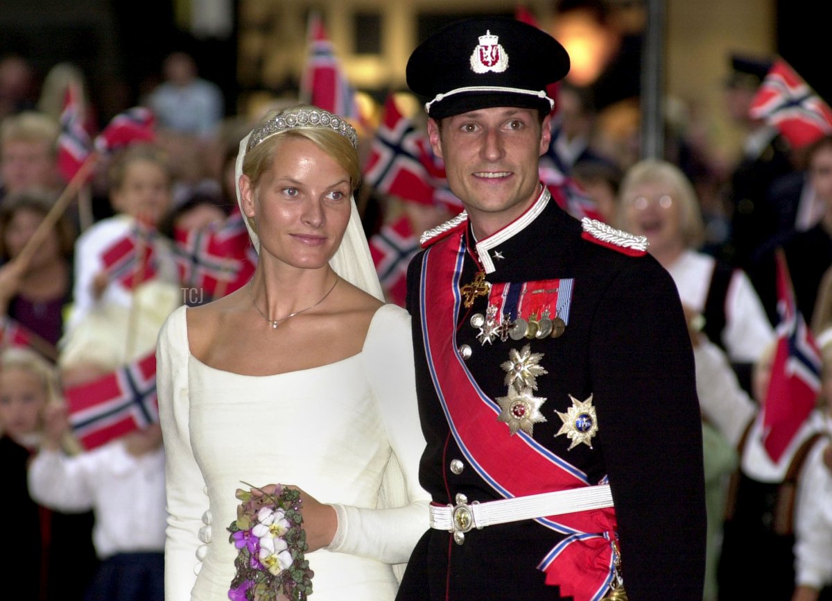 Il Principe ereditario norvegese Haakon e Mette-Marit Tjessem Hoiby lasciano la Cattedrale di Oslo il 25 agosto 2001 dopo il loro matrimonio