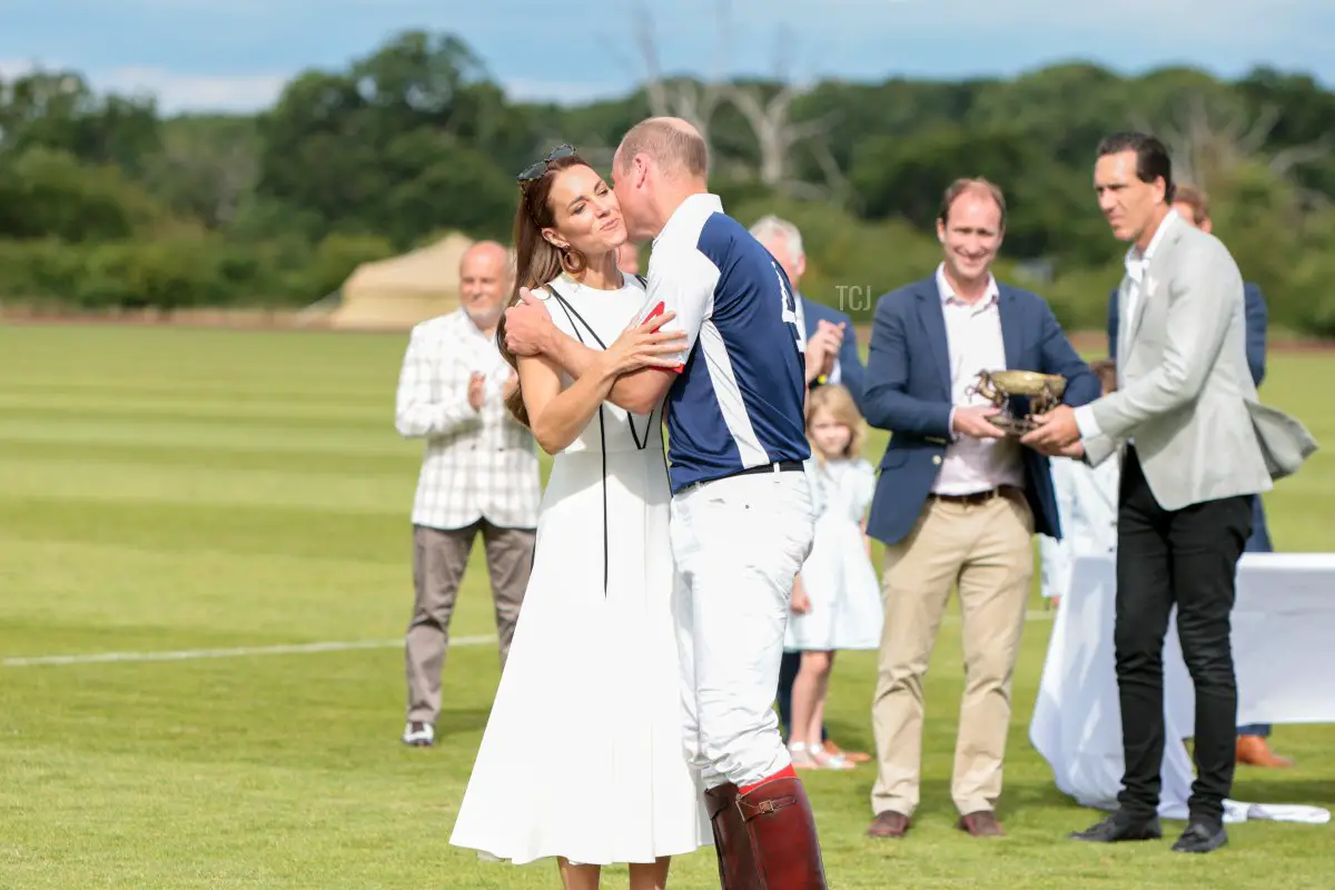 Il Duca di Cambridge e la Duchessa di Cambridge si abbracciano durante il Royal Charity Polo Cup 2022 al Guards Polo Club il 6 luglio 2022 a Egham, Inghilterra