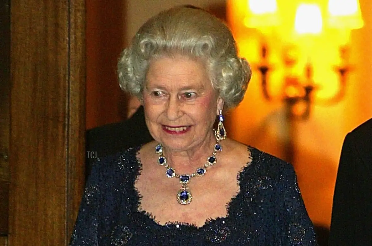 La Regina Elisabetta II lascia il Ritz Hotel a Londra dopo una festa per celebrare il suo Giubileo d'Oro, 14 novembre 2002 (Scott Barbour/Getty Images)