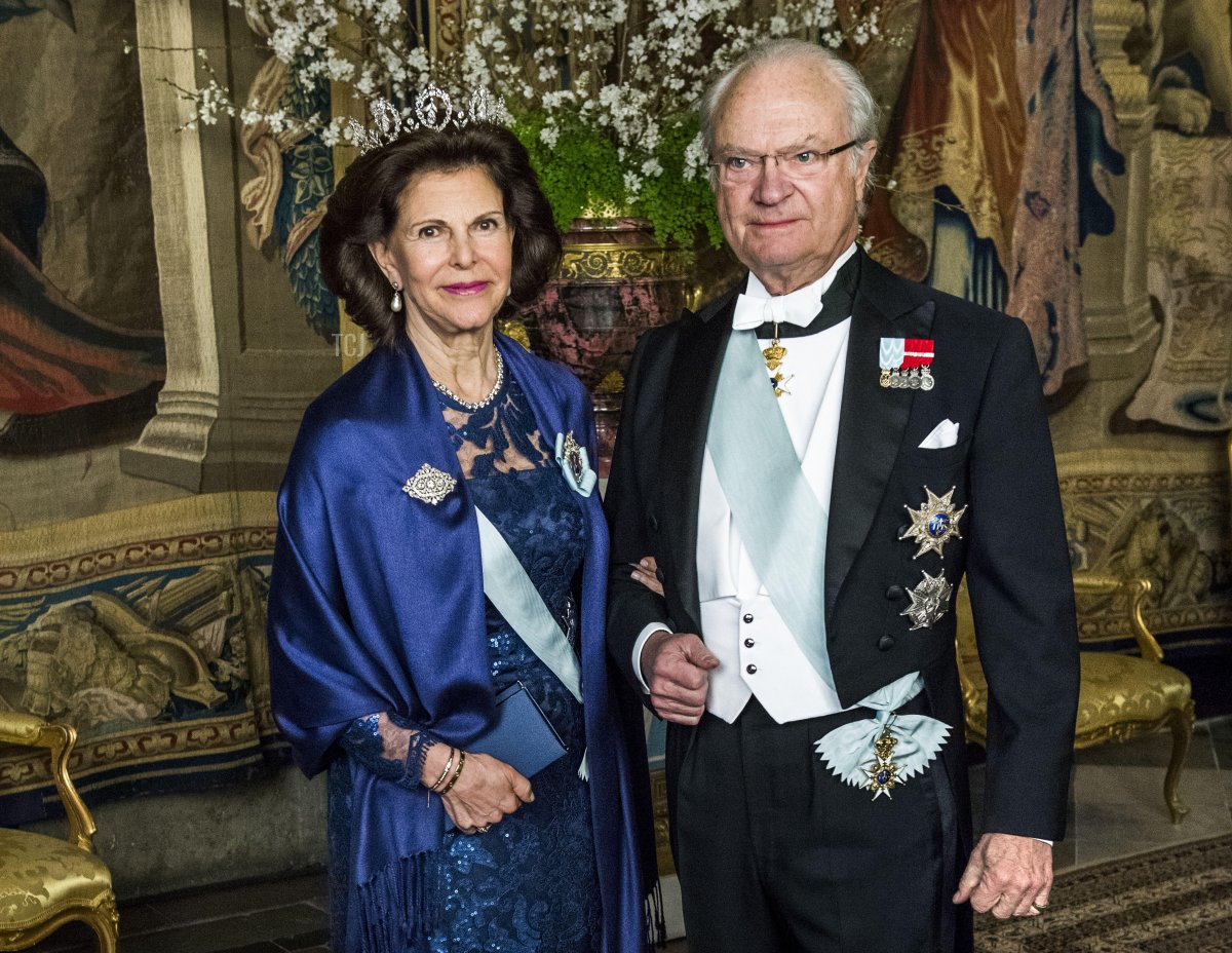 La Regina Silvia e il Re Carl XVI Gustaf arrivano alla cena ufficiale al Palazzo Reale di Stoccolma, Svezia, 23 marzo 2017