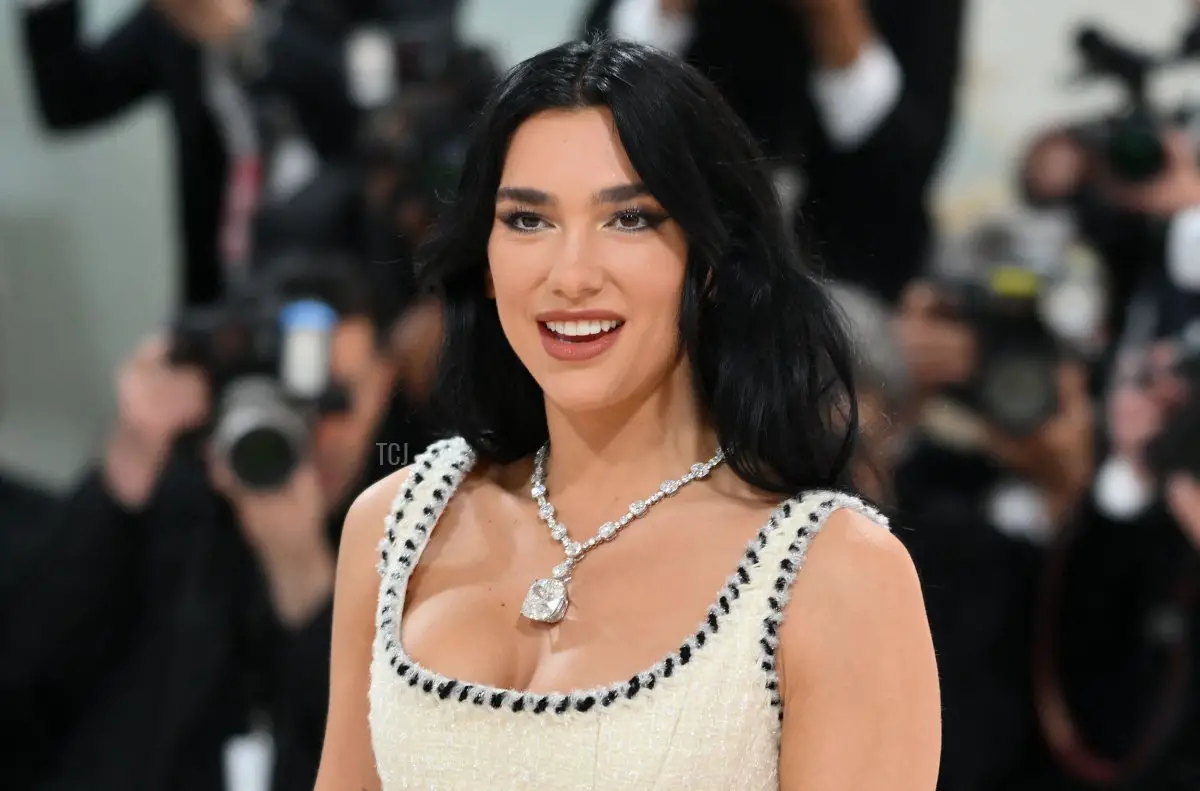 La cantante inglese Dua Lipa partecipa al Met Gala, il fundraiser annuale per l'Istituto del Costume del Metropolitan Museum of Art, al Metropolitan Museum of Art di New York il 1 maggio 2023 (ANGELA WEISS/AFP via Getty Images)