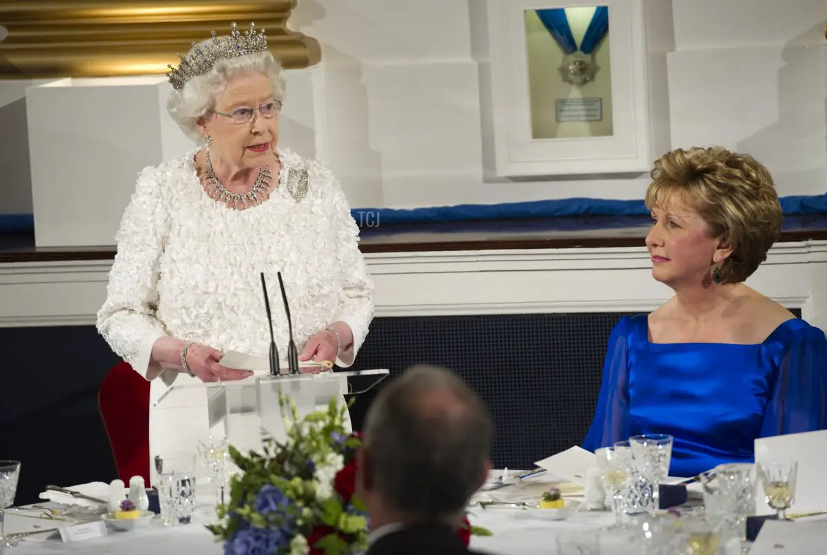 La regina Elisabetta II fa un discorso durante una cena di stato al Castello di Dublino, il 18 maggio 2011