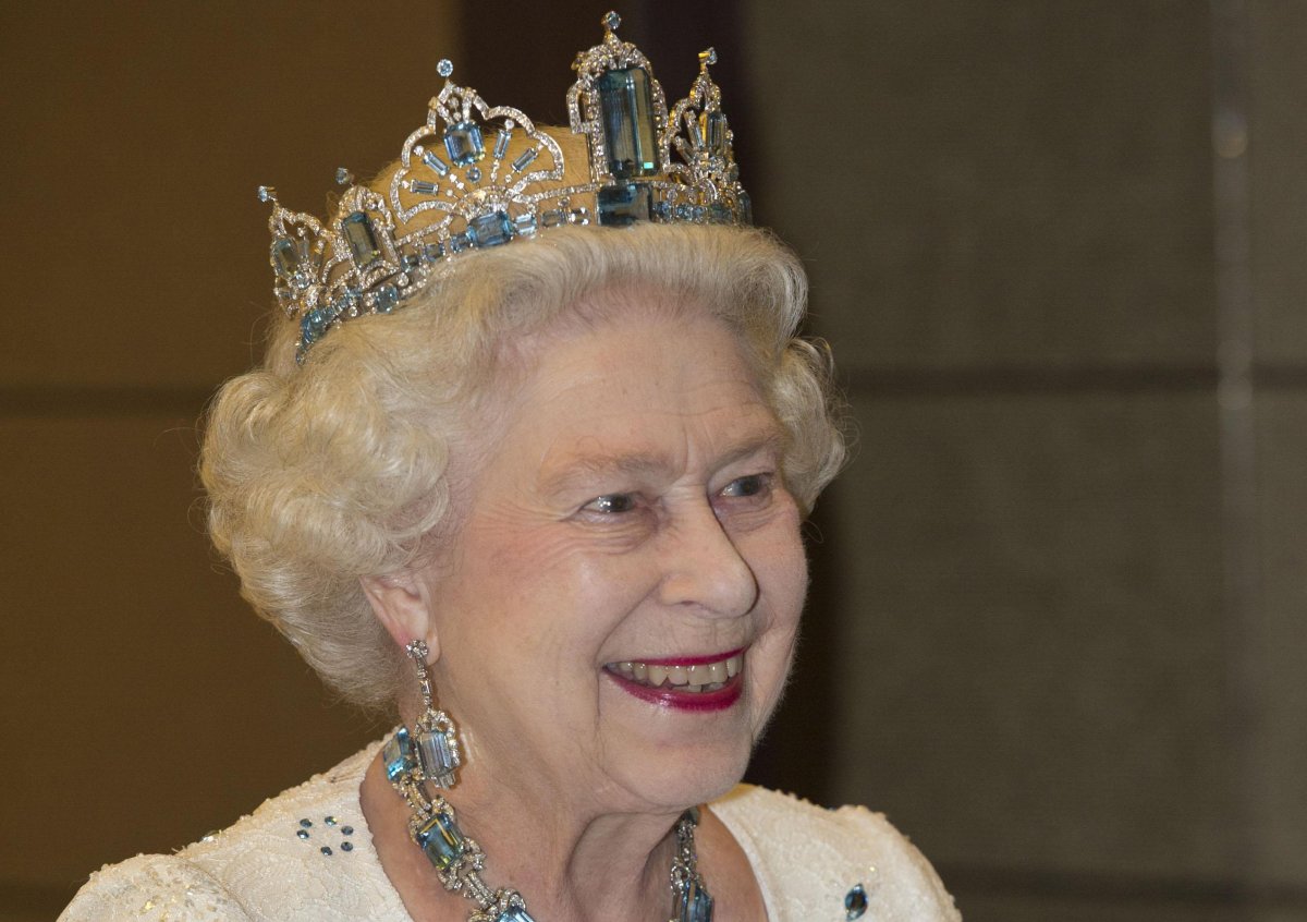 La regina Elisabetta II partecipa a un banchetto per i leader del Commonwealth presso il Pan Pacific Hotel di Perth, Australia, il 28 ottobre 2011 (Arthur Edwards/PA Images/Alamy)