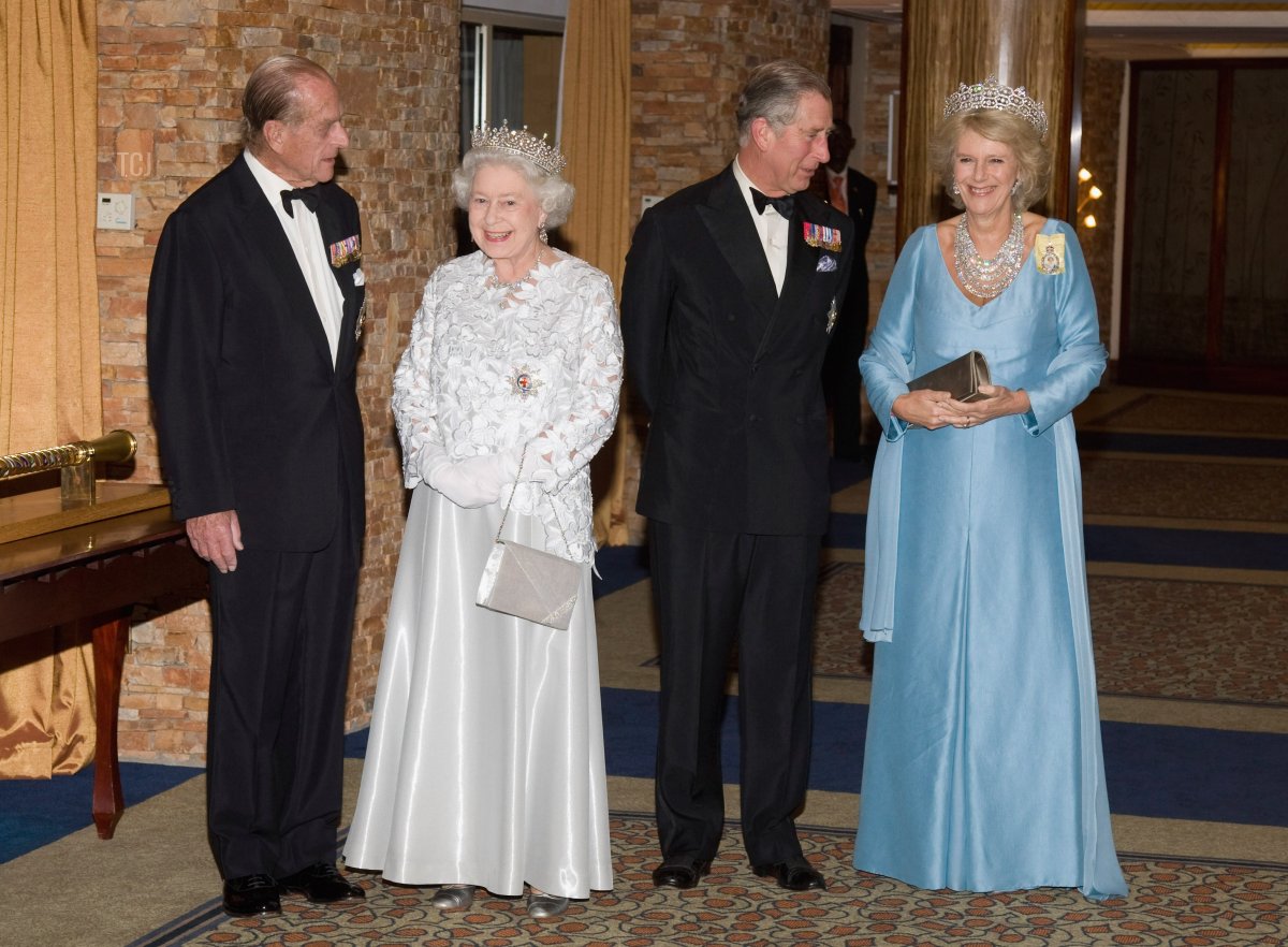 Il Principe Filippo, Duca di Edimburgo, il Principe Carlo, Principe di Galles, la Regina Elisabetta II e Camilla, Duchessa di Cornovaglia, arrivano all'Hotel Serena per il Banchetto della Regina per i Capi di Governo del Commonwealth il 23 novembre 2007 a Kampala, Uganda