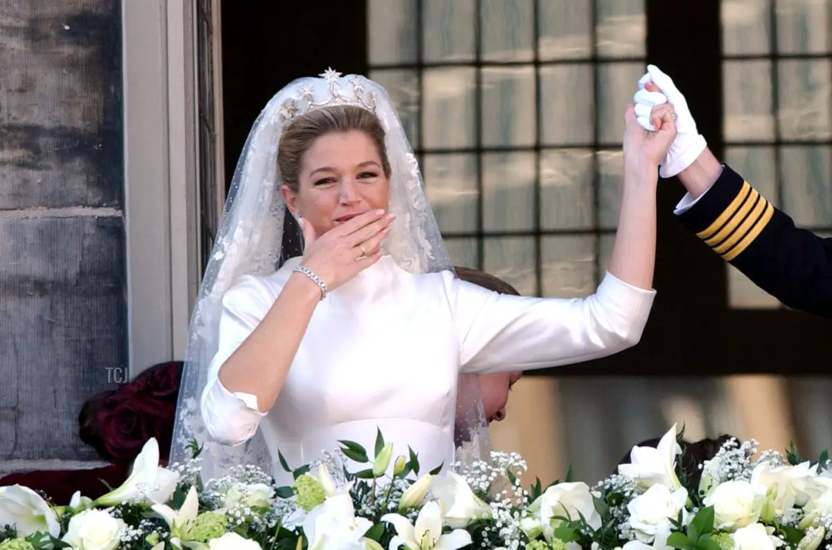 Il principe ereditario olandese Willem Alexander e la sua nuova sposa, la principessa ereditaria Maxima Zorreguieta, salutano dopo il loro matrimonio il 2 febbraio 2002 dal balcone del Palazzo Reale di Amsterdam, nei Paesi Bassi