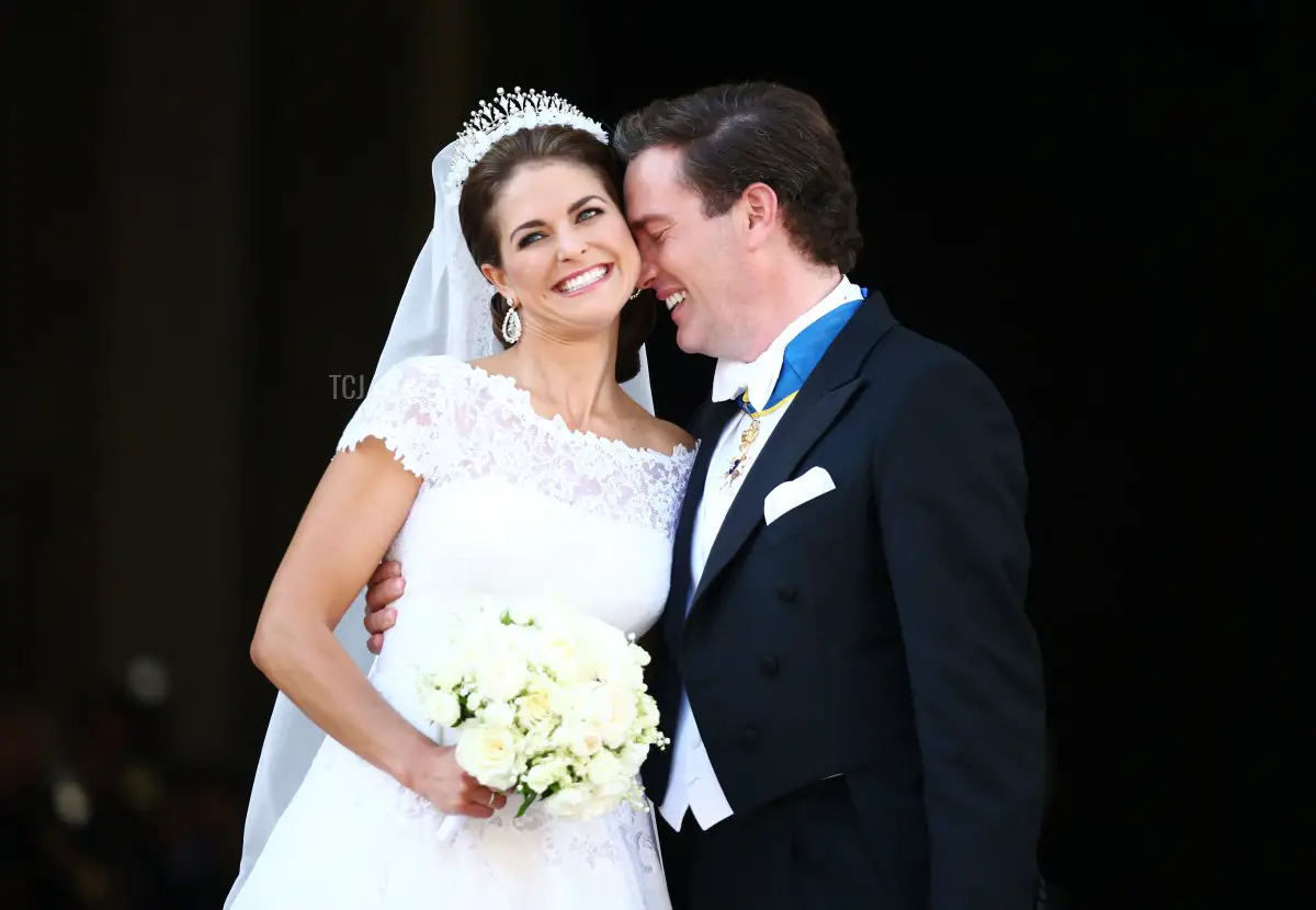 Principessa Madeleine di Svezia e Christopher O'Neill appaiono dal balcone dopo il loro matrimonio al Palazzo Reale l'8 giugno 2013 a Stoccolma, Svezia (Andreas Rentz/Getty Images)