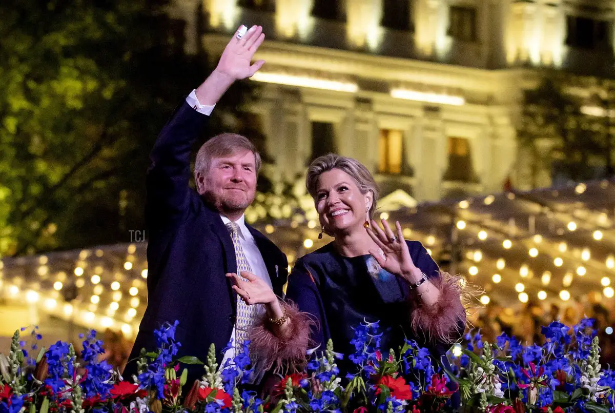 Re Guglielmo Alessandro (L) e Regina Massima dei Paesi Bassi salutano sull'Amstel di fronte al Teatro Reale Carre nel Giorno della Liberazione, ad Amsterdam, il 5 maggio 2022