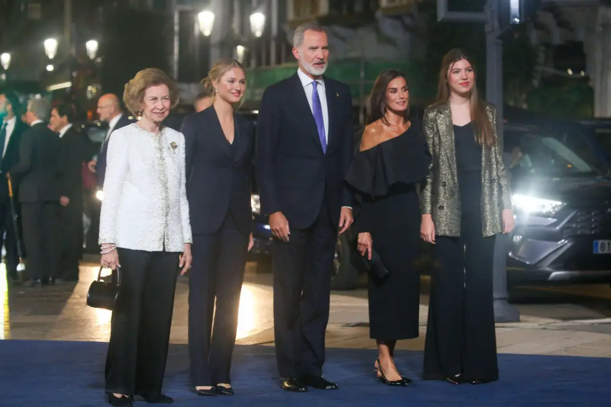 Il Re e la Regina di Spagna, con la Principessa delle Asturie, Infanta Sofia, e la Regina Sofia, partecipano alla cerimonia dei Premi delle Asturie a Oviedo il 25 ottobre 2024 (Alberto Gonzalez/Alamy)