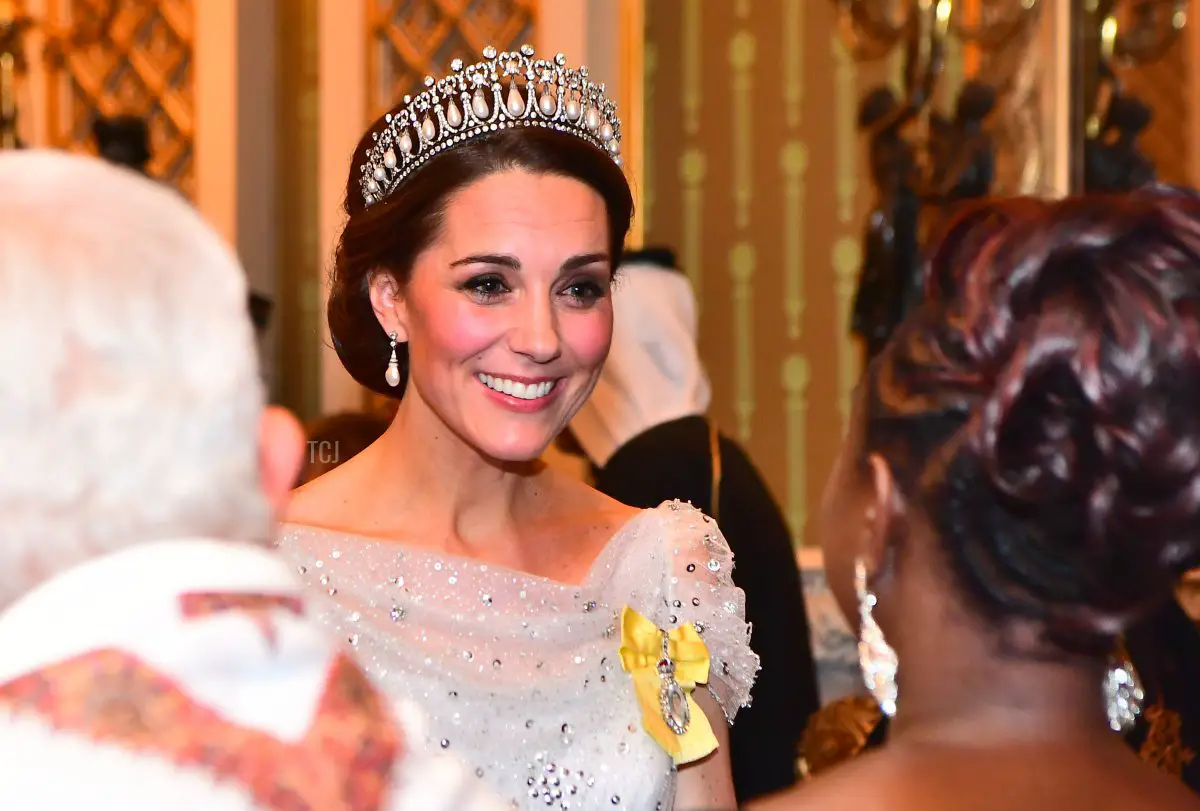 Catherine, Duchessa di Cambridge saluta gli ospiti durante una ricezione serale per i membri del Corpo Diplomatico a Buckingham Palace il 4 dicembre 2018 a Londra, Inghilterra