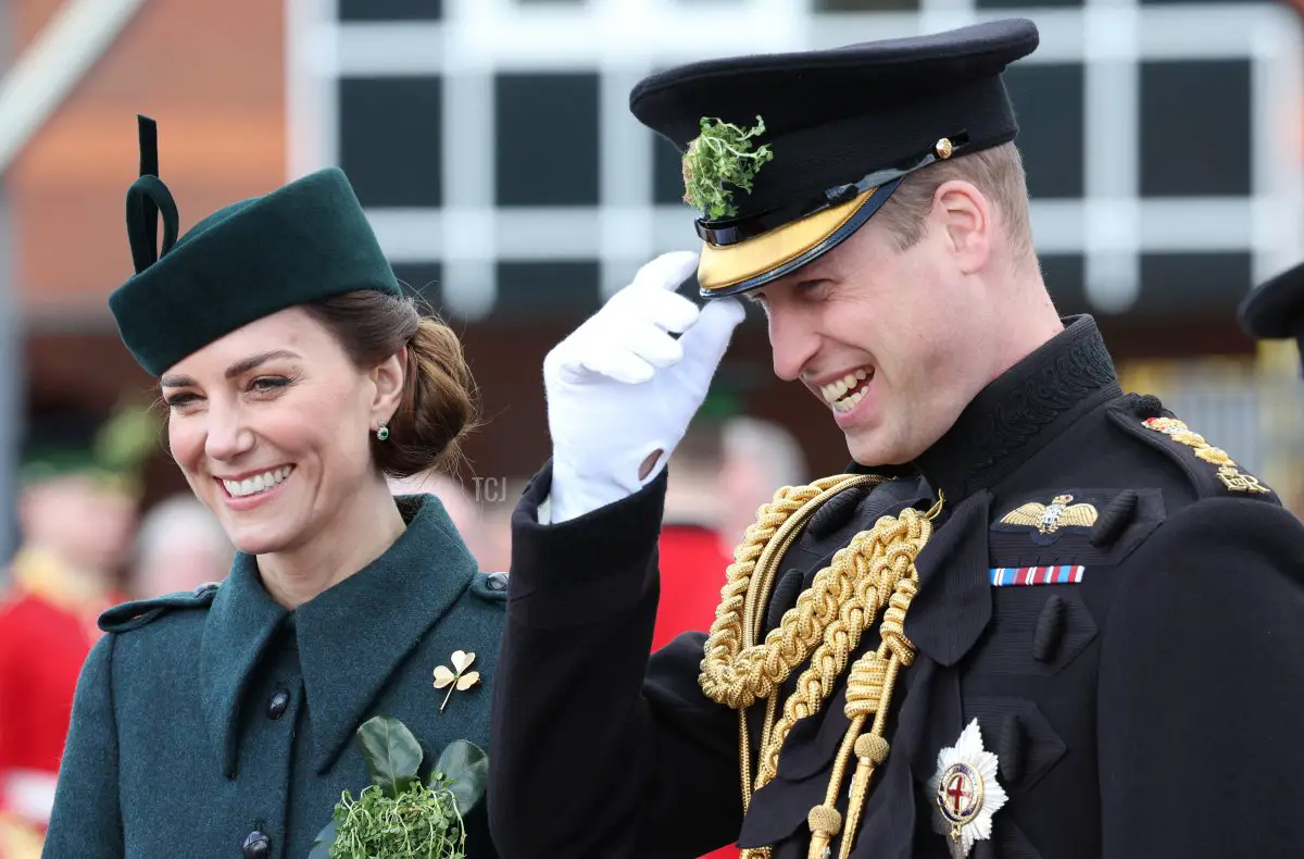 Catherine, Duchessa di Cambridge e il Principe William, Duca di Cambridge sorridono e ridono mentre partecipano alla Parata del Giorno di San Patrizio del 1° Battaglione Irish Guards presso Mons Barracks il 17 marzo 2022 ad Aldershot, Inghilterra