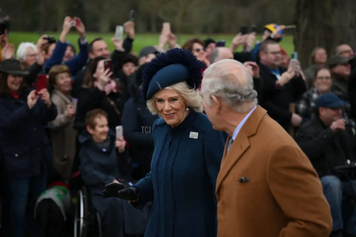 Camilla, regina consorte della Gran Bretagna (C) e Carlo III, re della Gran Bretagna (R), vengono accolti dai membri del pubblico mentre arrivano al servizio natalizio della Famiglia Reale presso la Chiesa di Santa Maria Maddalena a Sandringham, Norfolk, est dell'Inghilterra, il 25 dicembre 2022 (DANIEL LEAL/AFP via Getty Images)