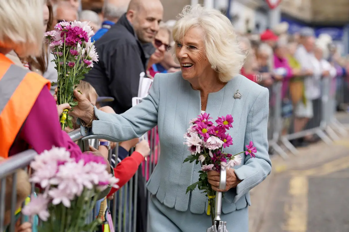 La Regina Camilla visita il mercato di Selkirk, a sud di Edimburgo, il 6 luglio 2023 (ANDREW MILLIGAN/POOL/AFP via Getty Images)