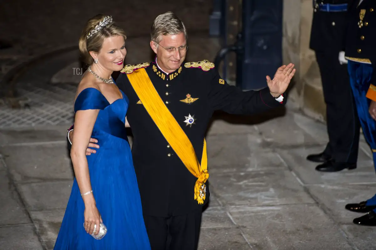 La Principessa Mathilde del Belgio e il Principe Erede Philippe del Belgio salutano al loro arrivo per una cena di gala al Palazzo Granducale, dopo il matrimonio civile del Principe Erede Guillaume di Lussemburgo e della Contessa belga Stephanie de Lannoy, il 19 ottobre 2012, in Lussemburgo