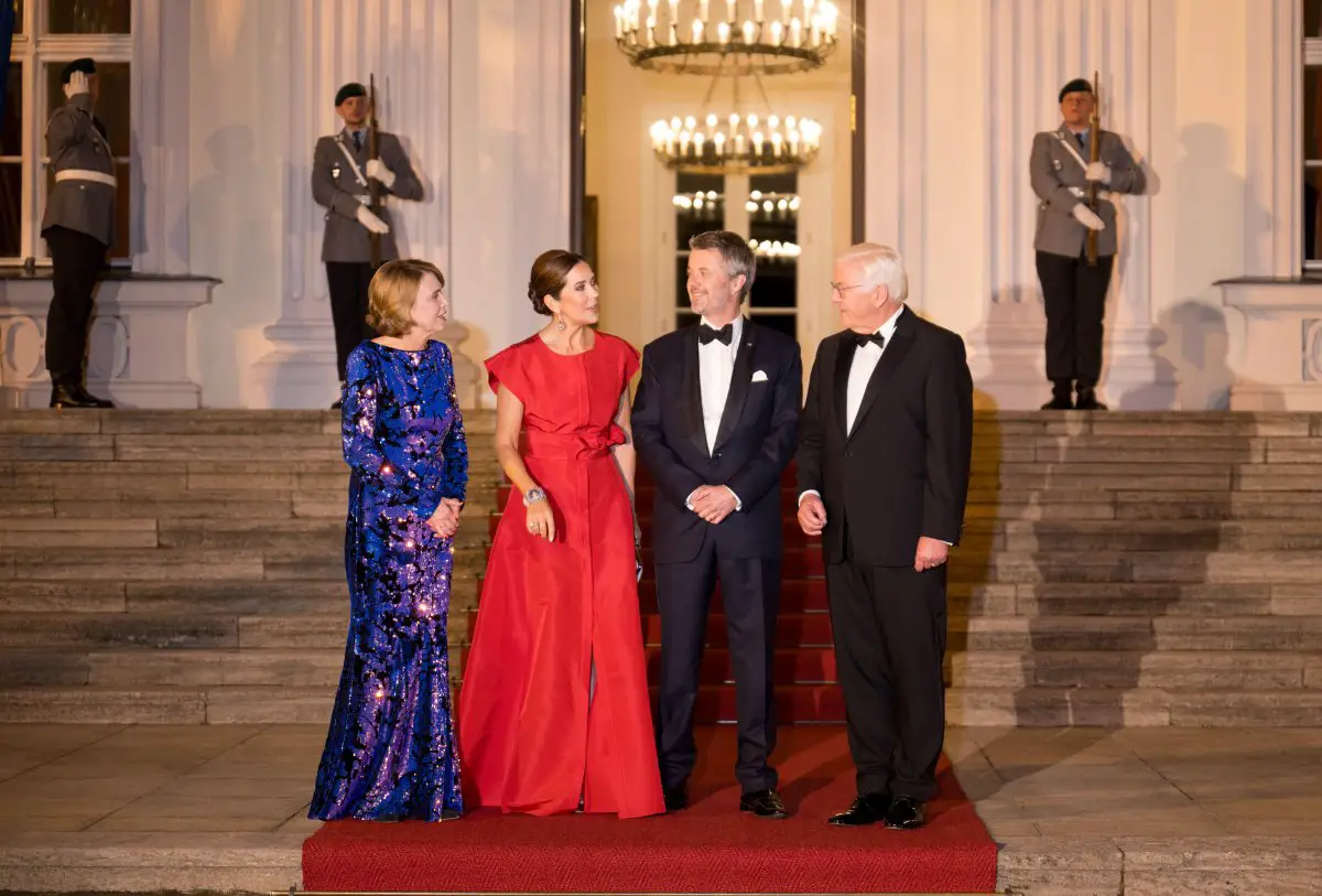 Il Re e la Regina di Danimarca partecipano a una cena ospitata dal Presidente Frank-Walter Steinmeier di Germania e sua moglie, Elke Büdenbender, al Palazzo Bellevue di Berlino il 21 ottobre 2024 (Sebastian Christoph Gollnow/DPA Picture Alliance/Alamy)