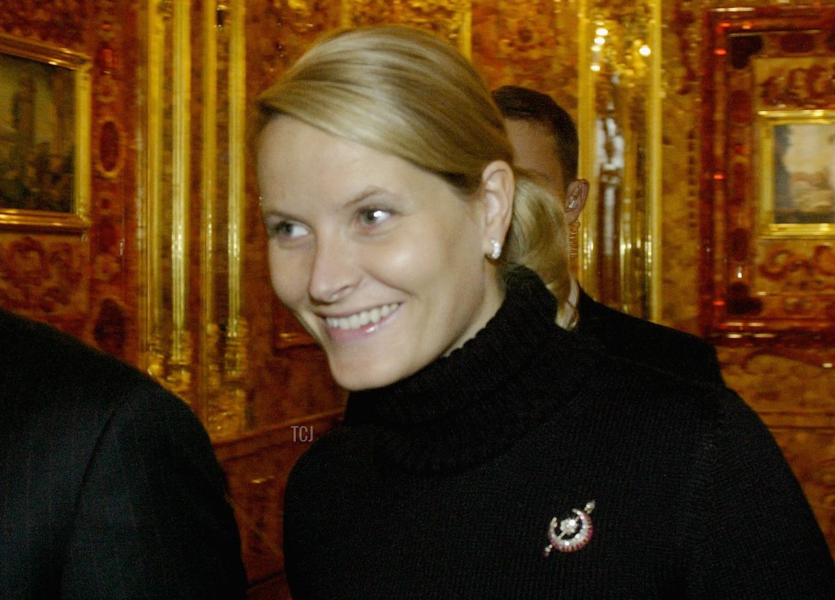 Crown Princess Mette-Marit of Norway visits the Amber Room in the Ekaterininski Palace in Pushkin village near St. Peterburg, Russia, on October 28, 2003 (Oleg Nikishin/Getty Images)