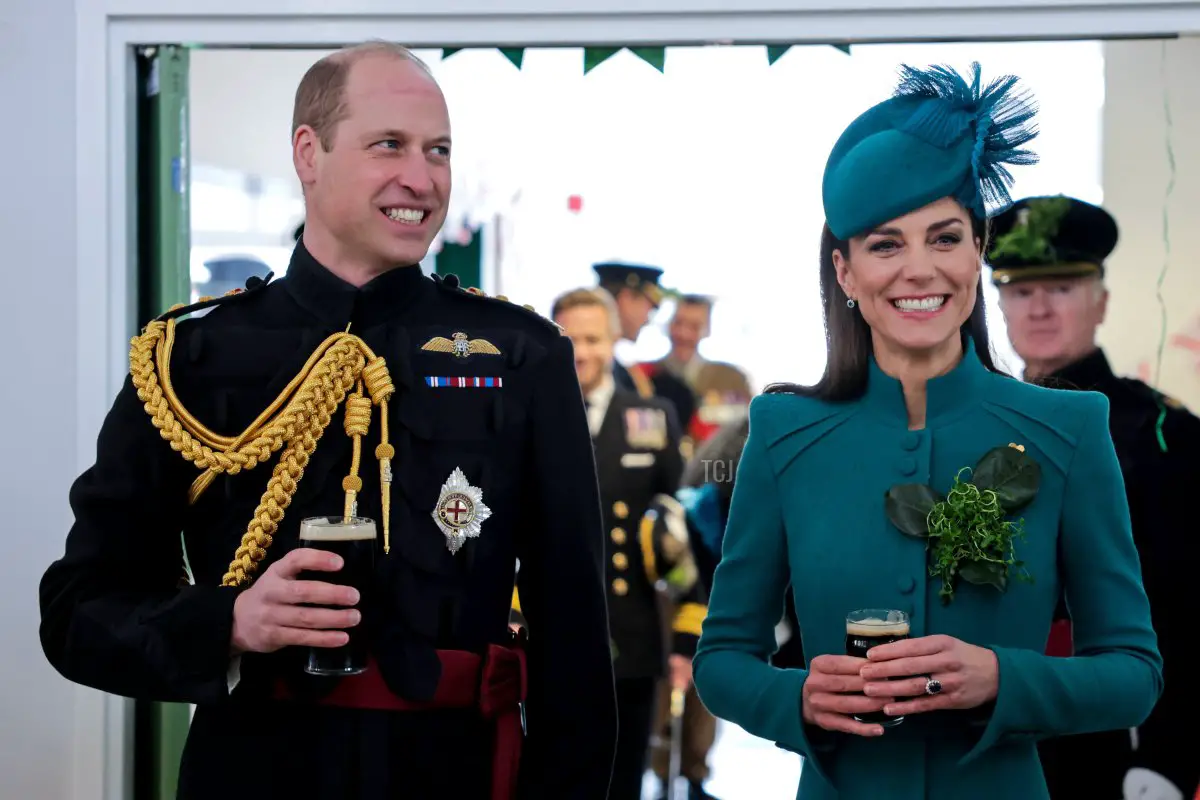 Il Principe e la Principessa del Galles ridono e godono di un bicchiere di Guinness dopo la Parata di San Patrizio alle Caserme Mons il 17 marzo 2023 ad Aldershot, Inghilterra (Chris Jackson - WPA Pool/Getty Images)