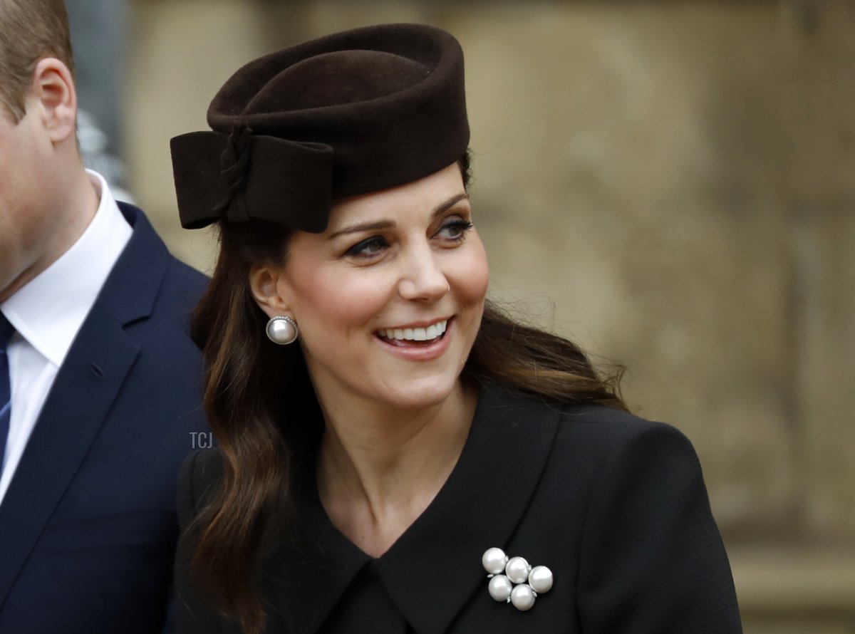 Il Principe William, Duca di Cambridge e Catherine, Duchessa di Cambridge lasciano il servizio mattutino di Pasqua presso la Cappella di San Giorgio a Windsor Castle il 1 aprile 2018 a Windsor, Inghilterra