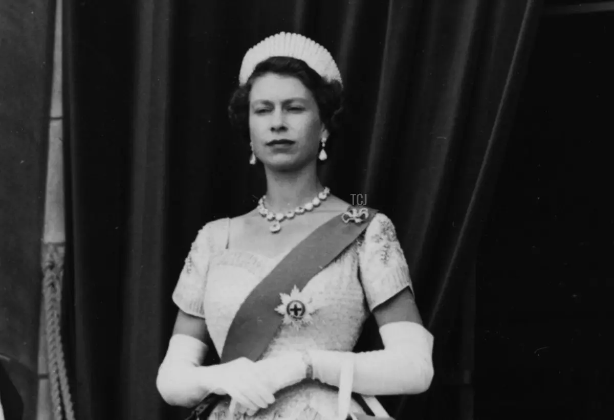 Regina Elisabetta II e il Duca di Edimburgo in abiti formali mentre lasciano Palazzo del Parlamento durante il loro Tour Reale in Nuova Zelanda, 1954