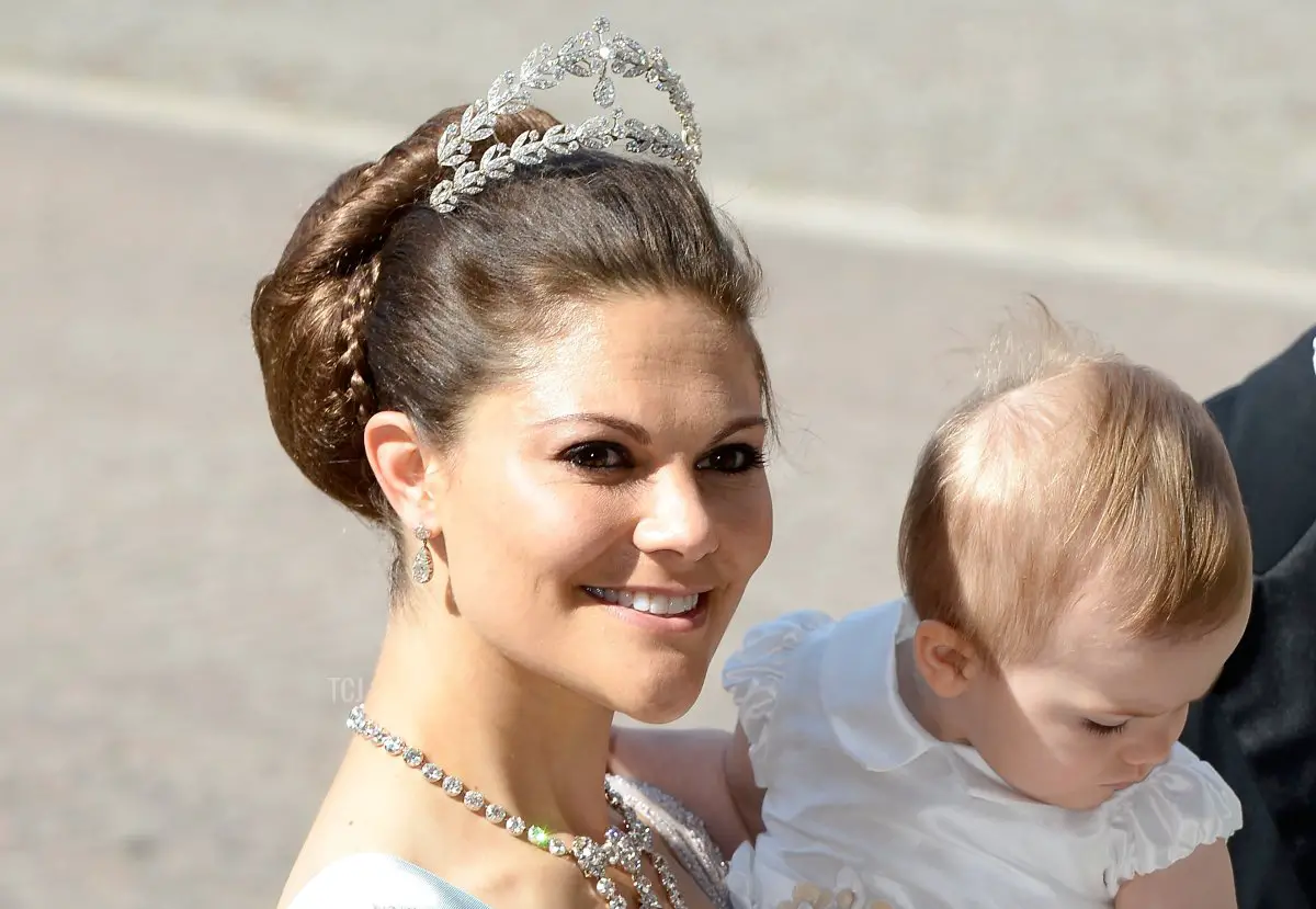 La principessa ereditaria Victoria di Svezia e la principessa Estelle partecipano al matrimonio della principessa Madeleine di Svezia e Christopher O'Neill l'8 giugno 2013 a Stoccolma, Svezia (Pascal Le Segretain/Getty Images)