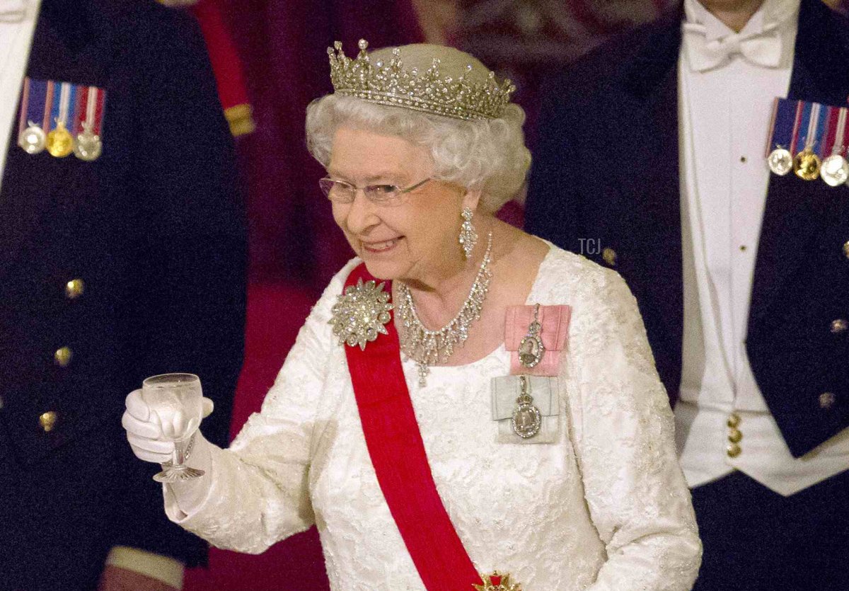 La Regina Elisabetta II d'Inghilterra brinda durante un banchetto di stato al Palazzo di Buckingham il 5 novembre 2013 a Londra, Inghilterra (Neil Hall-WPA Pool/Getty Images)