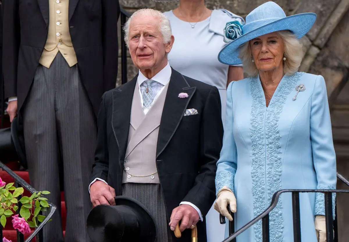 Re Carlo III e Regina Camilla durante il Garden Party del Sovrano tenutosi al Palazzo di Holyroodhouse a Edimburgo il 2 luglio 2024 (Jane Barlow/PA Images/Alamy)