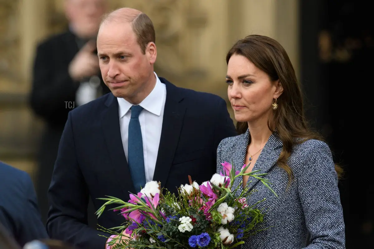 Il Principe William, Duca di Cambridge (sinistra) e Catherine, Duchessa di Cambridge (destra) lasciano dopo aver partecipato all'inaugurazione ufficiale del memoriale Glade of Light a Manchester, nel nord-ovest dell'Inghilterra, il 10 maggio 2022