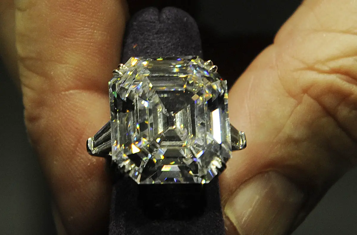 L'anello di diamante di Elizabeth Taylor è esposto da Christie's a Londra il 23 settembre 2011 (FACUNDO ARRIZABALAGA/AFP/Getty Images)