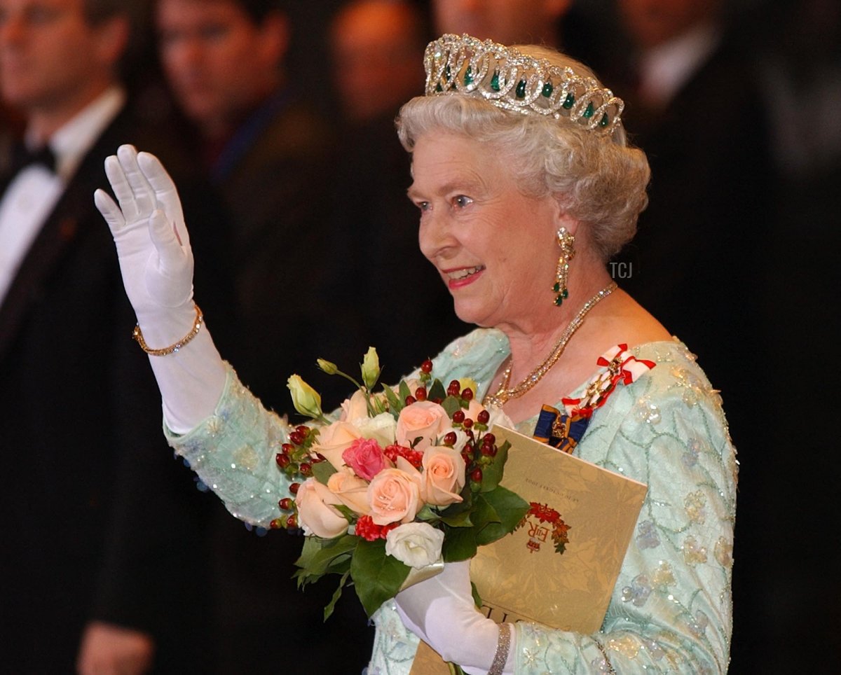 La regina d'Inghilterra, Elisabetta II, saluta la folla dopo un evento di gala serale nell'ambito delle celebrazioni del Giubileo d'oro in Canada, il 10 ottobre 2002