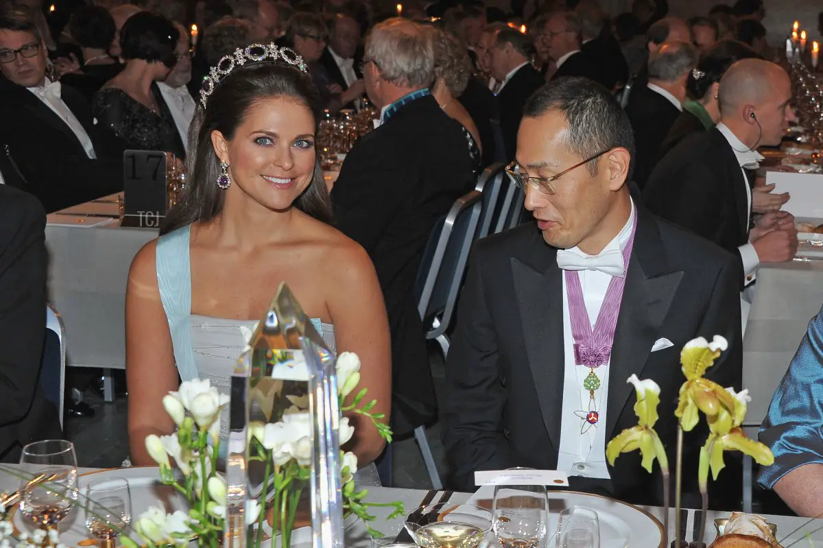 La Principessa Madeleine di Svezia (L) parla con il laureato e vincitore del Premio Nobel per la Medicina, il Professor Shinya Yamanaka del Giappone durante il Banchetto Nobel dopo la Cerimonia del Premio Nobel per la Pace 2012 al Municipio il 10 dicembre 2012 a Stoccolma, Svezia