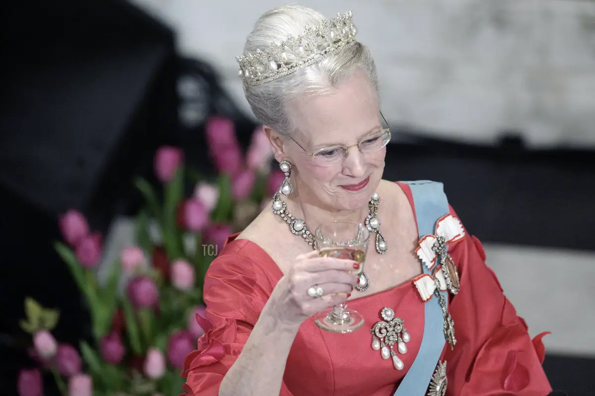 La regina danese Margrethe alza il bicchiere al Palazzo di Christiansborg nel centro di Copenaghen il 13 aprile 2010 durante la cena ufficiale per festeggiare il 70esimo compleanno della regina