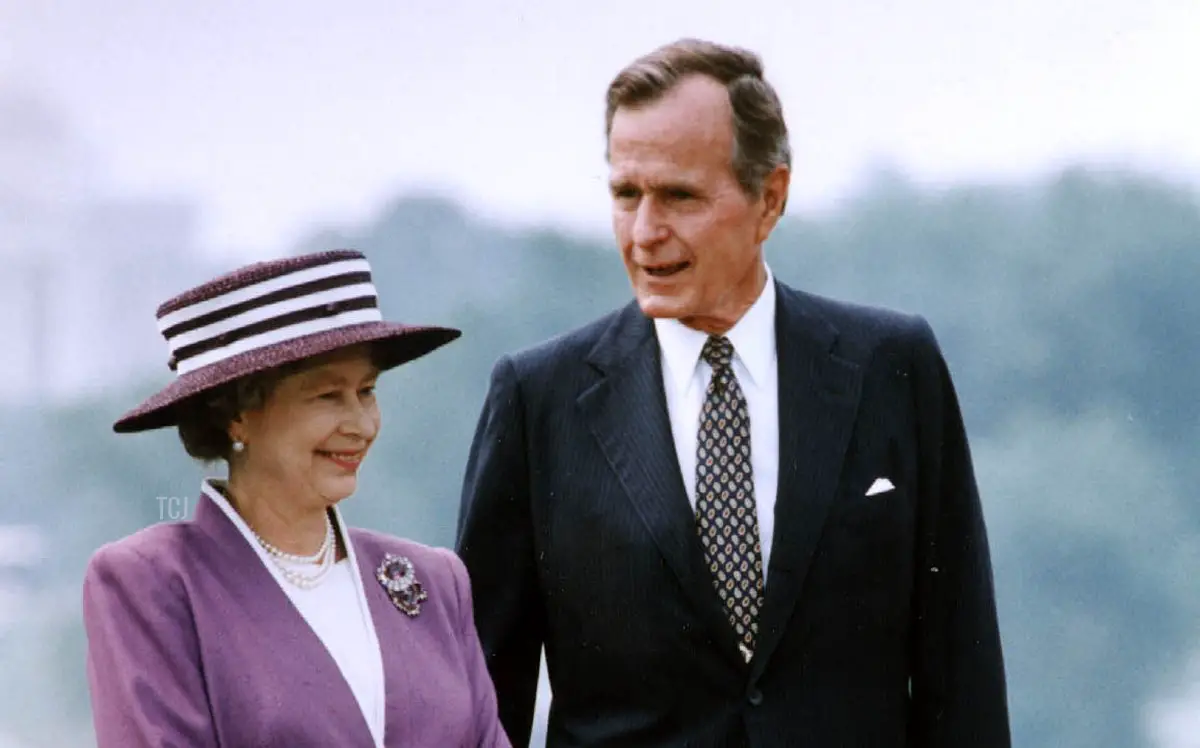 Il Presidente degli Stati Uniti George Bush parla con la Regina Elisabetta II durante una cerimonia di benvenuto alla Casa Bianca a Washington, D.C. il 14 maggio 1991 (JEROME DELAY/AFP via Getty Images)