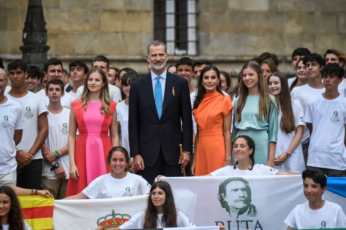 L'ereditiera reale delle Asturie Leonor, il re di Spagna Felipe VI, la regina di Spagna Letizia e la principessa Sofia di Spagna posano per una foto di gruppo nella piazza Obradoiro dopo aver partecipato alla 'Offerta Nazionale all'Apostolo Santiago' presso la Cattedrale di Santiago de Compostela, il 25 luglio 2022