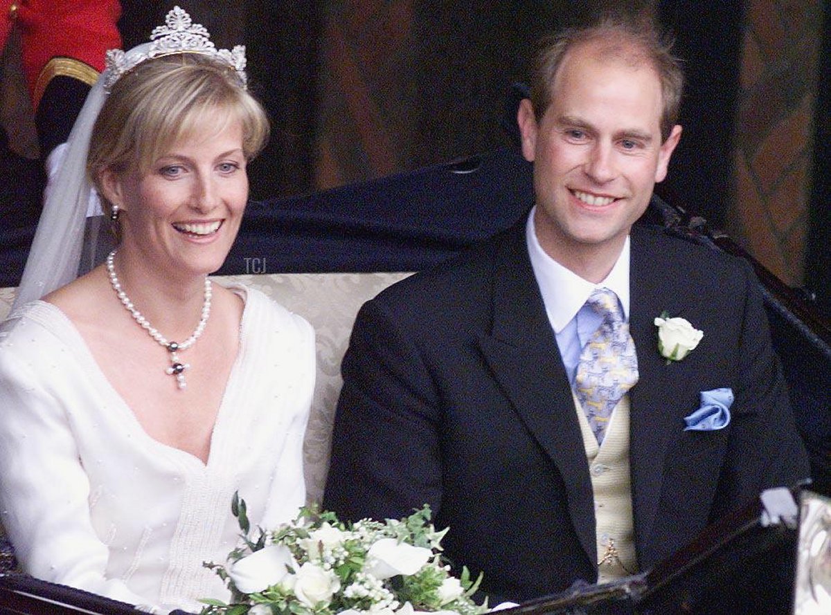 Sophie Rhys-Jones insieme a suo marito il Principe Edward sorride alla folla mentre partono in una carrozza aperta dopo il loro matrimonio nella Cappella di St. George, al Castello di Windsor, sabato 19 giugno 1999 (MARTYN HAYHOW/AFP via Getty Images)