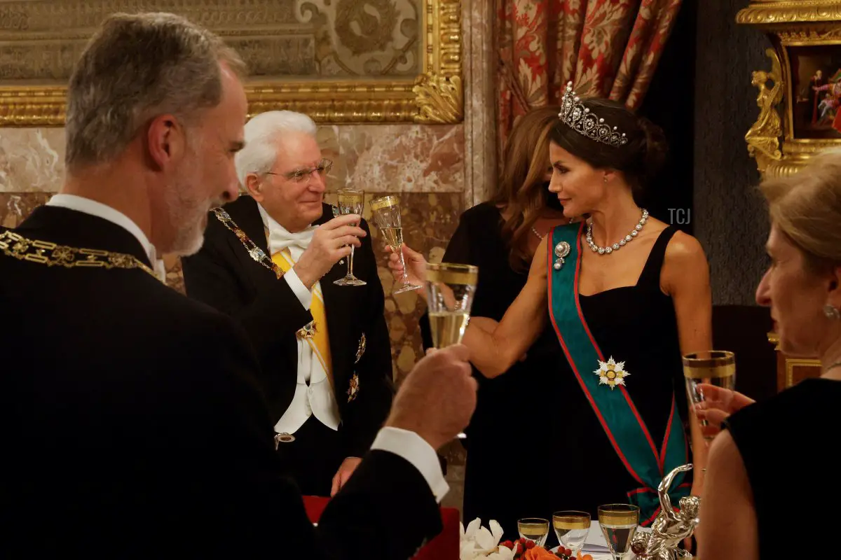 La regina di Spagna Letizia (R) brinda con il presidente italiano Sergio Mattarella (L) durante una cena ufficiale al Palazzo Reale di Madrid, il 16 novembre 2021