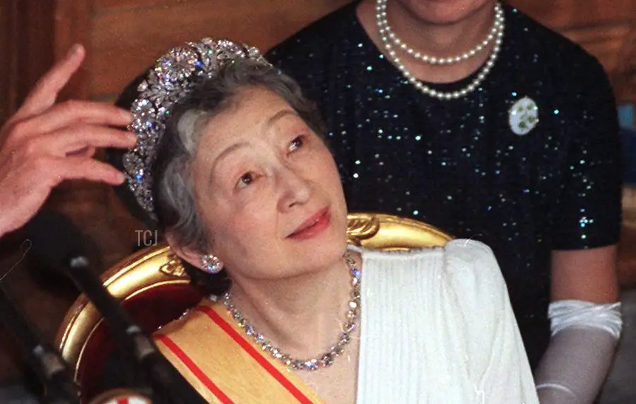 Il Sindaco di Londra indica le caratteristiche architettoniche del Guildhall all'Imperatrice Michiko del Giappone il 27 maggio 1998, durante un banchetto organizzato in onore dell'Imperatore Giapponese Akihito e della visita dell'Imperatrice in Gran Bretagna