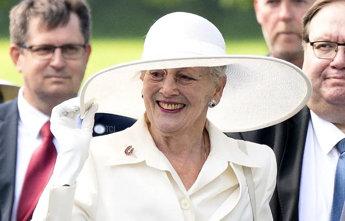 La regina Margrethe di Danimarca, il sindaco di Kolding Jorn Pedersen ed il principe Christian di Danimarca visitano il vecchio confine con la Germania, a Frederikshoej, a sud di Kolding, Danimarca, il 13 giugno 2021, durante le celebrazioni per il 101° anniversario della riunificazione con la Jutlandia Meridionale