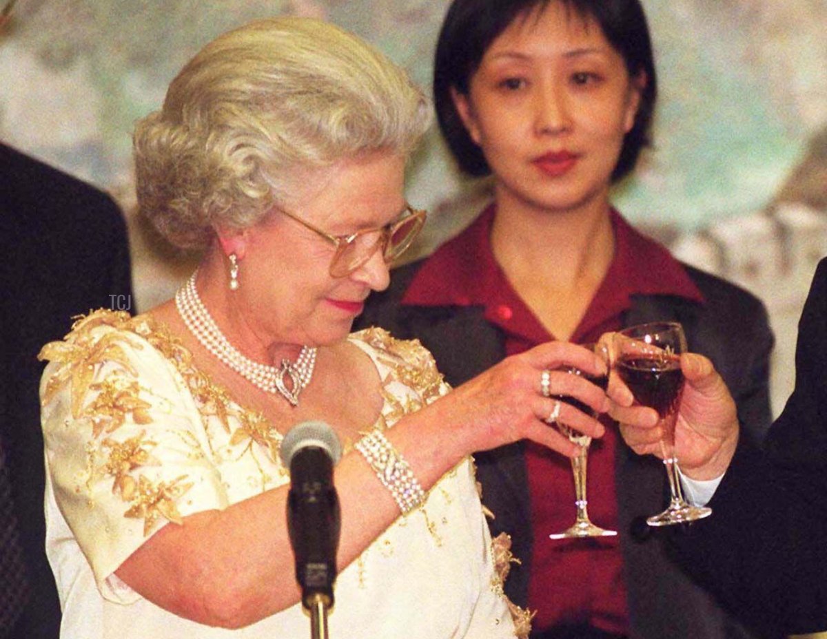 HM Queen Elizabeth II condivide un brindisi con il Presidente cinese Jiang Zemin durante un banchetto tenutosi all'Ambasciata cinese a Londra, ottobre 1999 (REUTERS/Alamy)