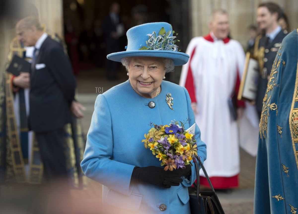 La regina Elisabetta II sorride mentre lascia il servizio annuale del Commonwealth il 14 marzo 2016 presso l'Abbazia di Westminster, Londra