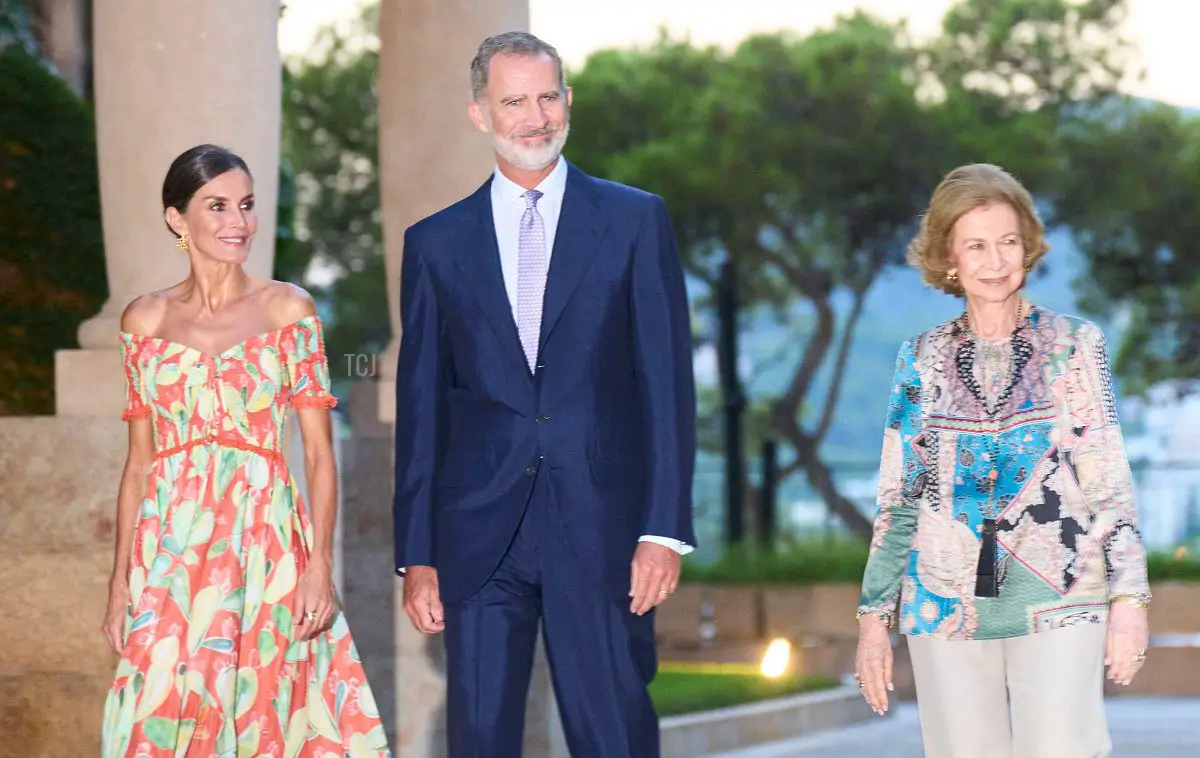 Re Felipe VI di Spagna, Regina Letizia di Spagna, L'ex Regina Sofia partecipano a una ricezione per le autorità a Palazzo Marivent il 4 agosto 2022 a Palma, Spagna