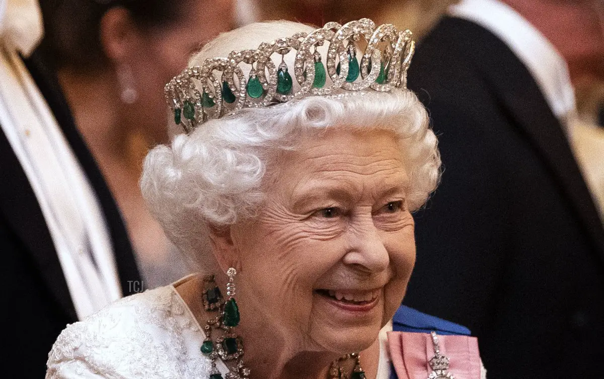 La Regina Elisabetta II parla con gli ospiti durante una ricezione serale per i membri del Corpo Diplomatico a Buckingham Palace l'11 dicembre 2019 a Londra, Inghilterra