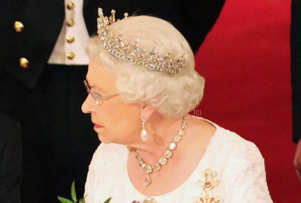 La regina Elisabetta II e il presidente della Turchia Abdullah Gul (sinistra) partecipano a un banchetto di stato al Palazzo di Buckingham, Londra, nel primo giorno della sua visita di stato nel Regno Unito il 22 novembre 2011