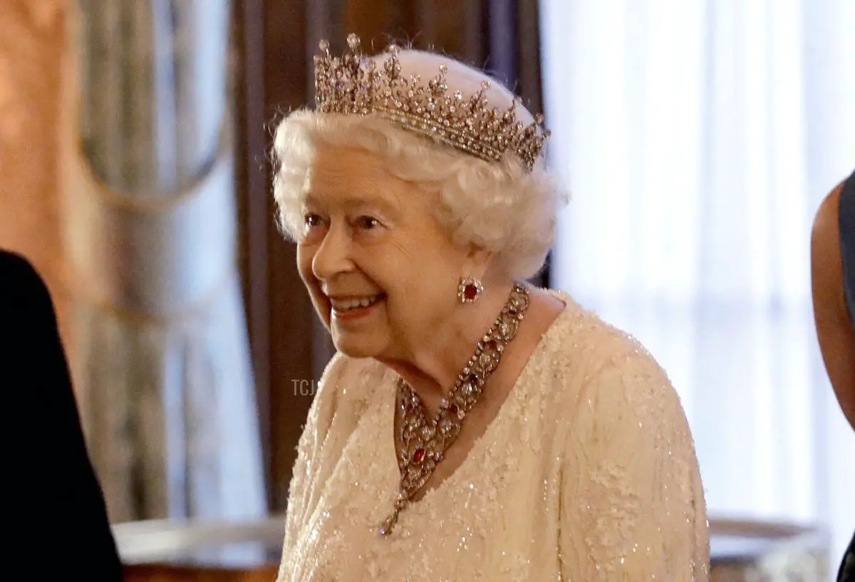 La regina britannica Elisabetta II accoglie il primo ministro di Malta Joseph Muscat (2° da sinistra) e sua moglie Michelle (a sinistra) nella Blue Drawing Room durante una ricezione prima della cena della regina durante il Commonwealth Heads of Government Meeting (CHOGM), a Buckingham Palace a Londra il 19 aprile 2018