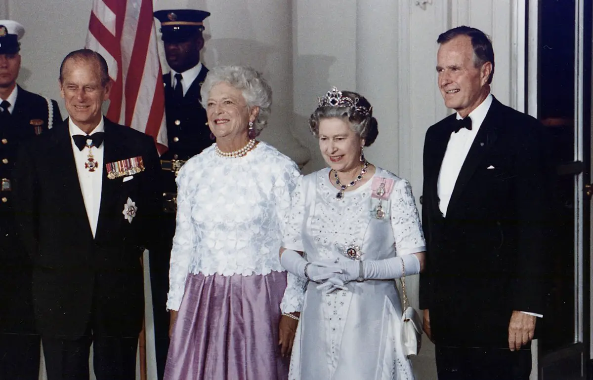 Il Duca di Edimburgo, la First Lady Barbara Bush, la Regina Elisabetta II e il Presidente George H.W. Bush partecipano a una cena di stato alla Casa Bianca a Washington, D.C., il 14 maggio 1991 (Archivi Nazionali e Amministrazione Records/Wikimedia Commons)