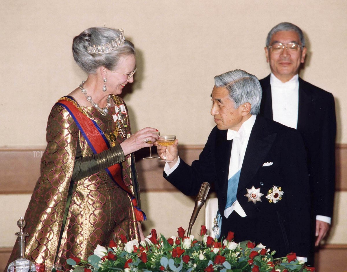 In questa foto fornita dal Palazzo Imperiale, l'Imperatore giapponese Akihito (R) brinda con la Regina Margrethe II di Danimarca durante un banchetto al Palazzo Imperiale il 16 novembre 2004 a Tokyo, Giappone