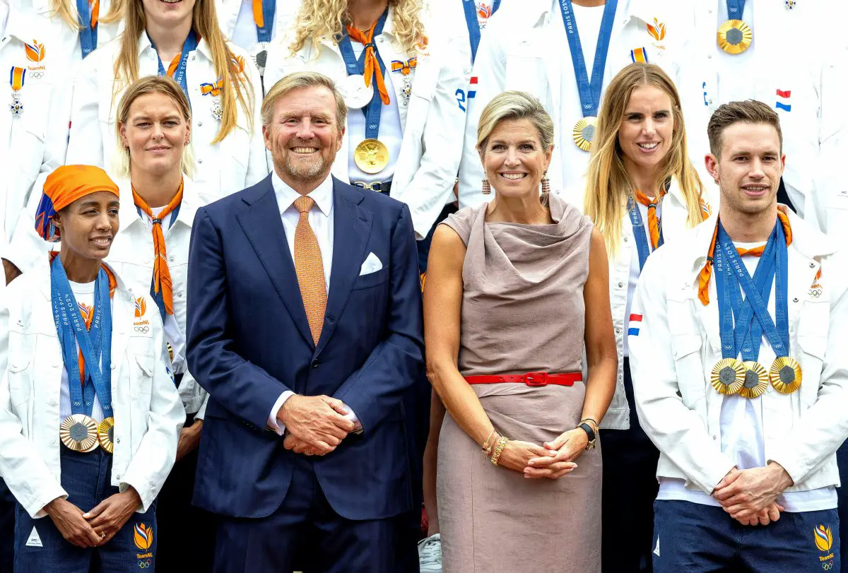 Il re e la regina dei Paesi Bassi ospitano atleti olimpici olandesi al Palazzo Huis ten Bosch all'Aia il 13 agosto 2024 (Albert Nieboer/DPA Picture Alliance/Alamy)