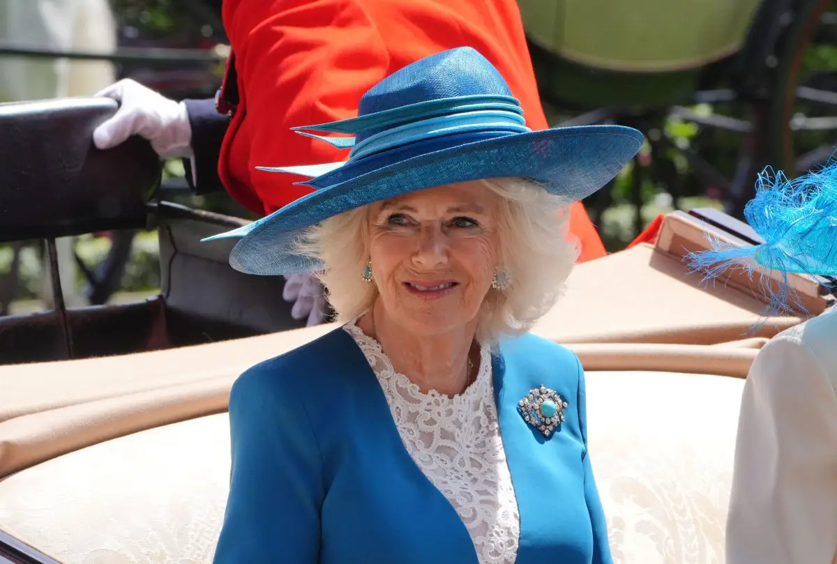 La Regina Camilla partecipa al secondo giorno di Royal Ascot il 19 giugno 2024 (Jonathan Brady/PA Images/Alamy)