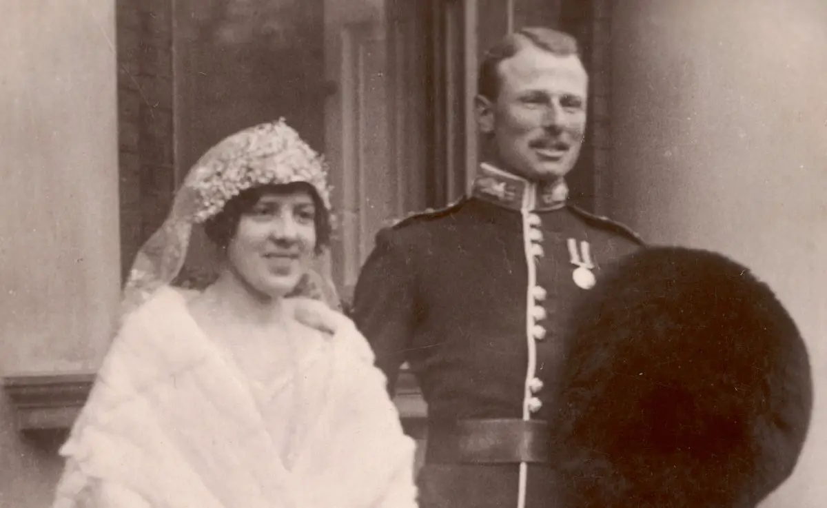 La Principessa Maud e Lord Carnegie nel giorno del loro matrimonio fuori dalla casa di sua madre in Portman Square a Londra il 12 novembre 1923 (Chronicle/Alamy)