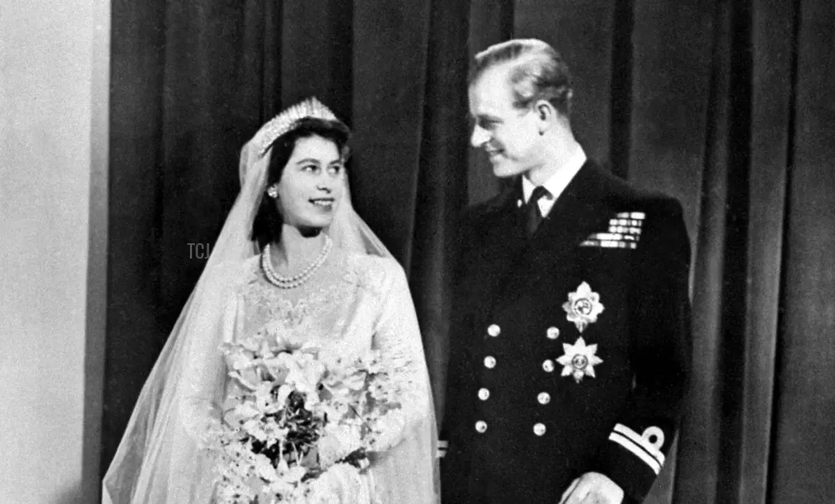 La Principessa Elizabeth di Gran Bretagna (futura Regina Elizabeth II) (A) e Philip, Duca di Edimburgo (D) posano nel giorno delle loro nozze al Buckingham Palace a Londra il 20 novembre 1947