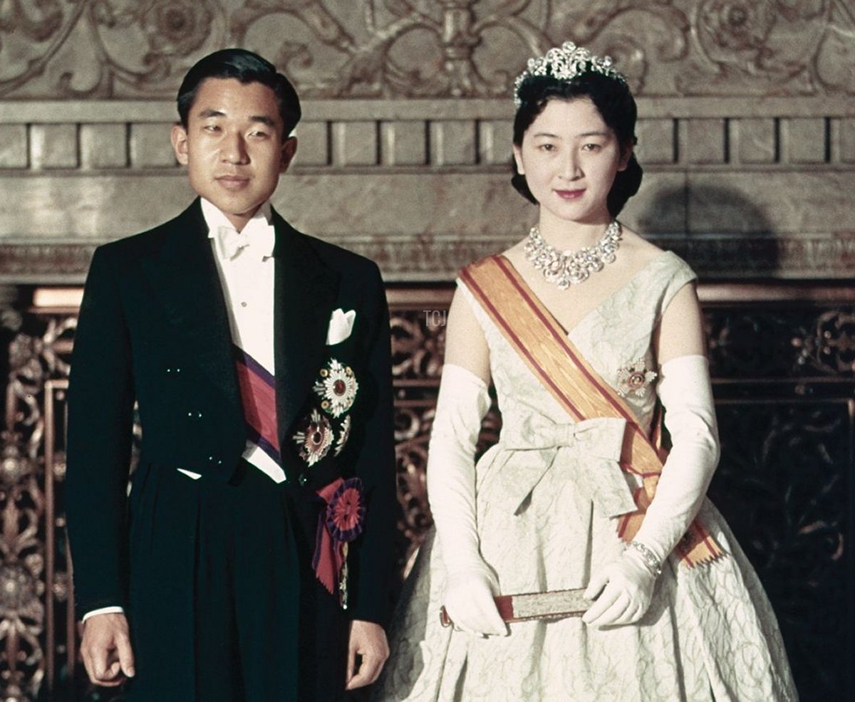 Questa foto del 10 aprile 1959 mostra l'Imperatore del Giappone Akihito (2° a sinistra) e l'Imperatrice Michiko (2ª a destra) posando per una fotografia con l'Imperatore Hirohito (a sinistra) e l'Imperatrice Nagako (a destra) dopo la cerimonia del Choken-no-gi, un giorno dopo la loro cerimonia di nozze al Palazzo Imperiale