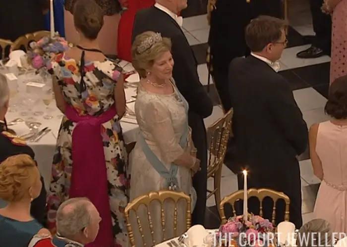 La regina Anna-Marie partecipa a un gala di compleanno per suo nipote, il Principe Ereditario Frederik di Danimarca, maggio 2018 (screencapture)